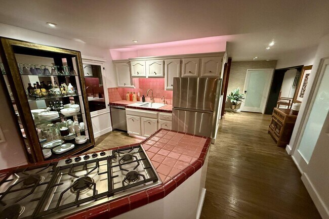 Building Photo - 2066 Glencoe Way