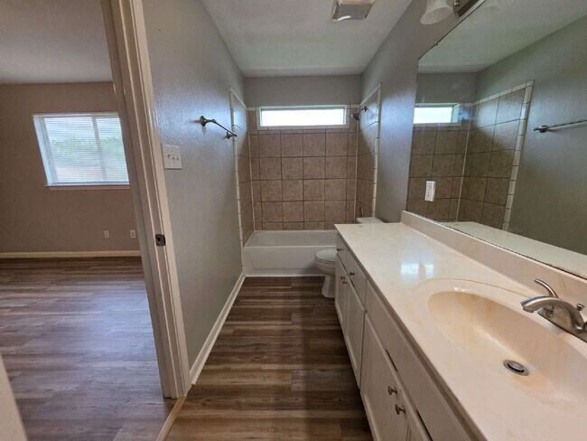 Building Photo - Updated 3/2 Duplex Near Shopping in San Antonio