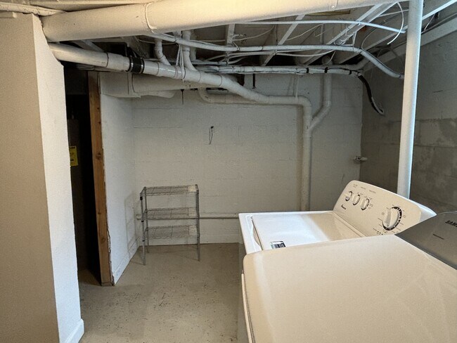 Building Photo - 1024 Kessler
