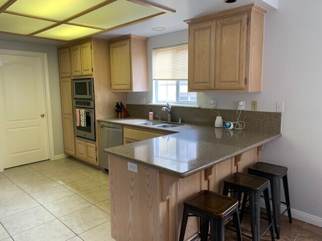 Building Photo - 2224 Ruhland Ave