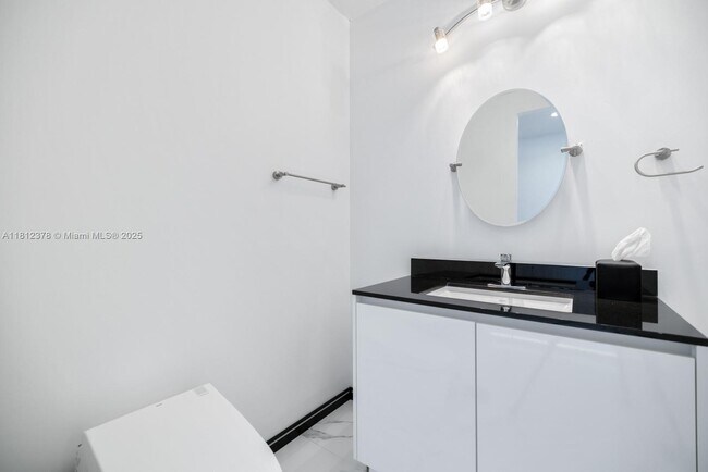 Building Photo - 18555 Collins Ave