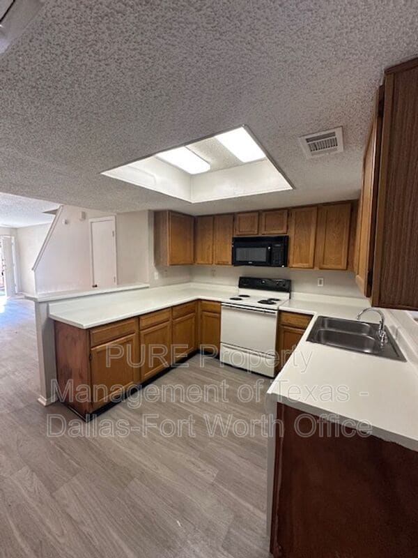 Building Photo - 4004 W Pioneer Dr