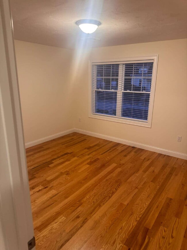 Building Photo - Beautiful 3 Bedroom 2.5 Bath Townhouse Available Now