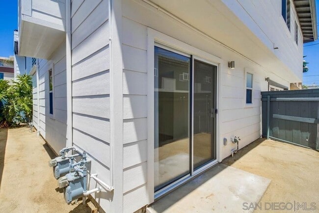 Building Photo - Modern Beach House