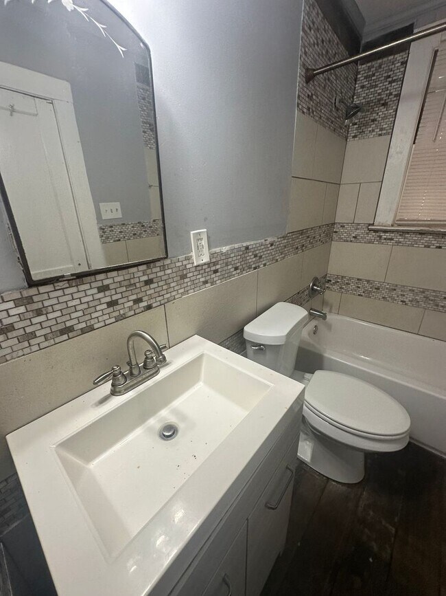 Building Photo - Remolded 2 bedroom 1 bath over a huge 2 car garage