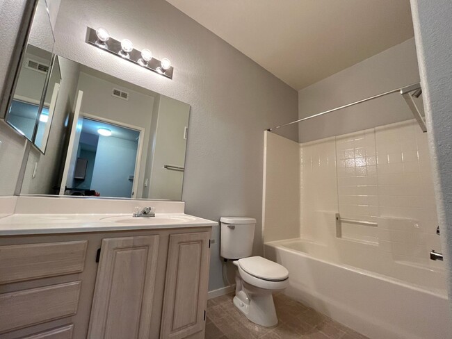 Building Photo - Cozy 2 Bedroom 2 Bathroom Condo in Gated C...