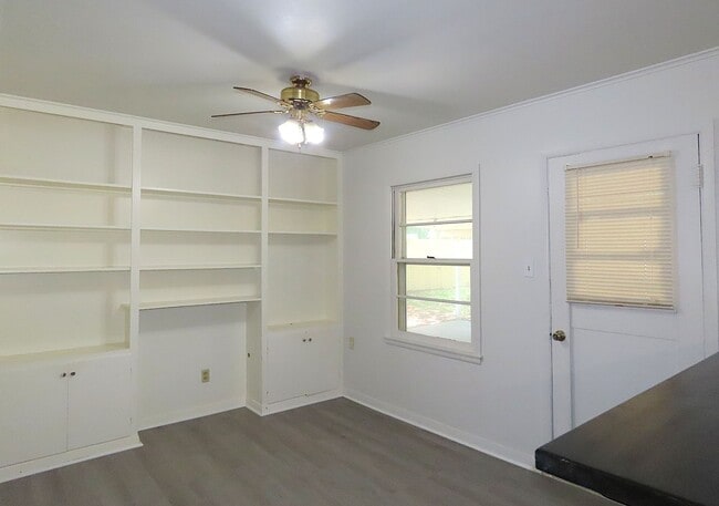 Building Photo - Lindale ISD, Spacious 3 Bedroom, 1 Bath House