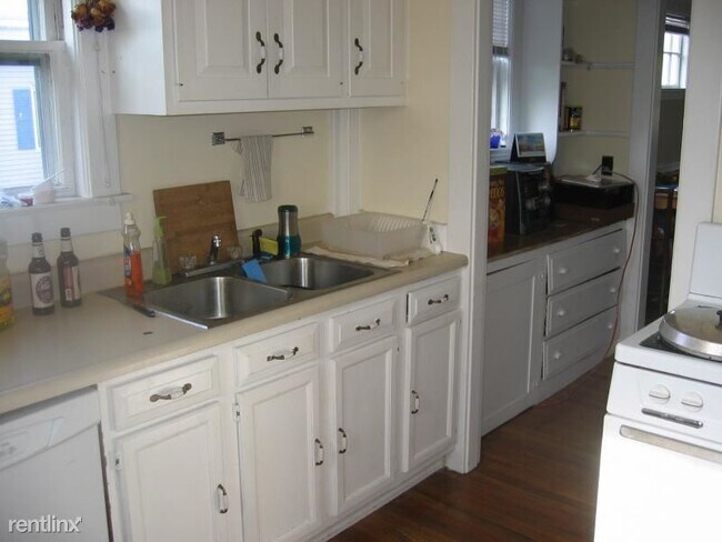 Building Photo - 3 br, 1 bath House - 94 Beechcroft St 3