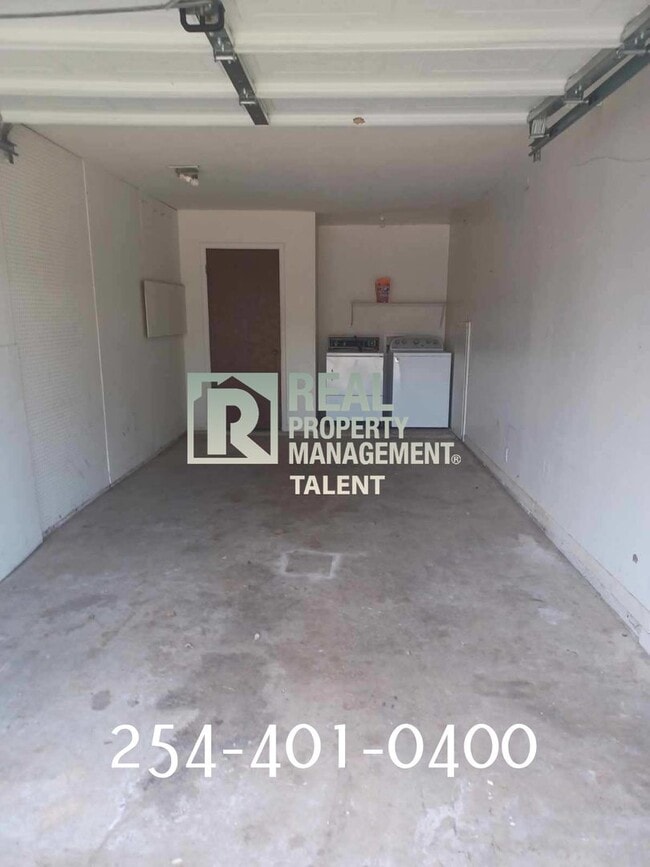 Building Photo - 2 Bedroom, 1.5 Bathroom Duplex Townhome fo...