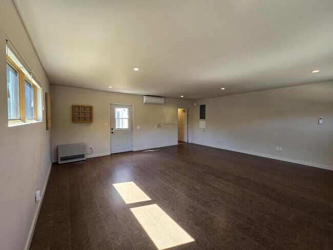 Building Photo - 133 Valley Dr