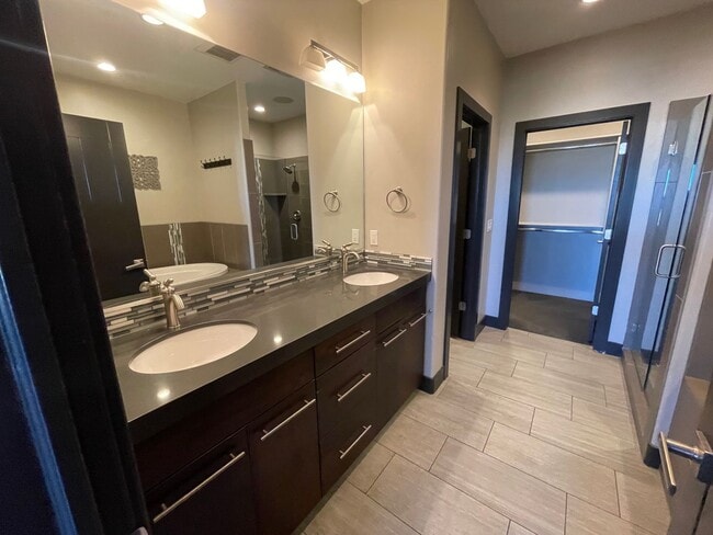 Building Photo - Beautiful Bridal Gate Estates - FIVE CAR GARAGE!!