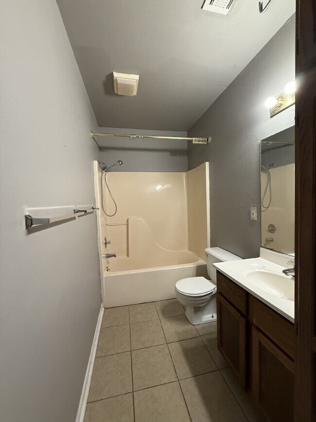 Building Photo - 3BR/Ba duplex in Branson West