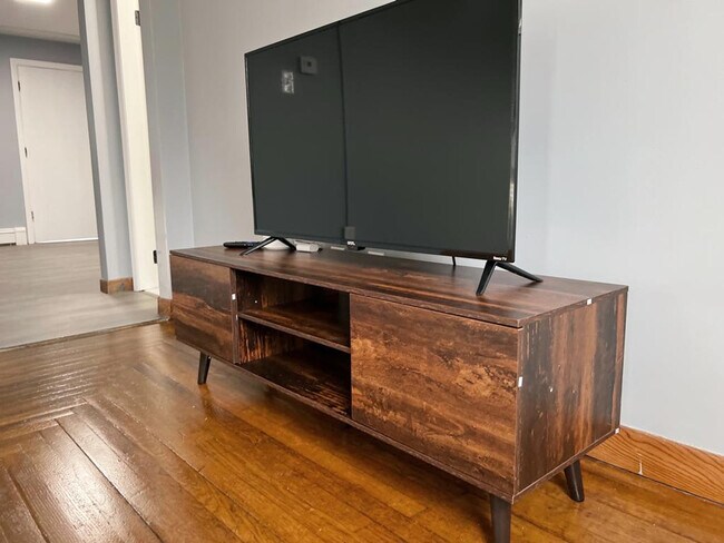 Building Photo - 508 Elm St