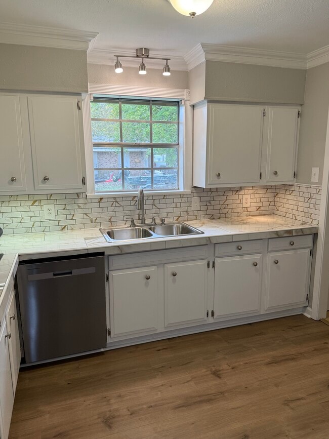 Building Photo - 914 Maureen St