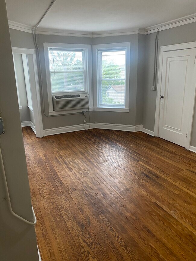 Building Photo - 5945 Hyslop Pl