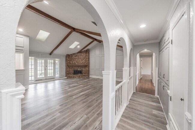 Building Photo - Charming Updated Home on Quiet Cul-de-Sac
