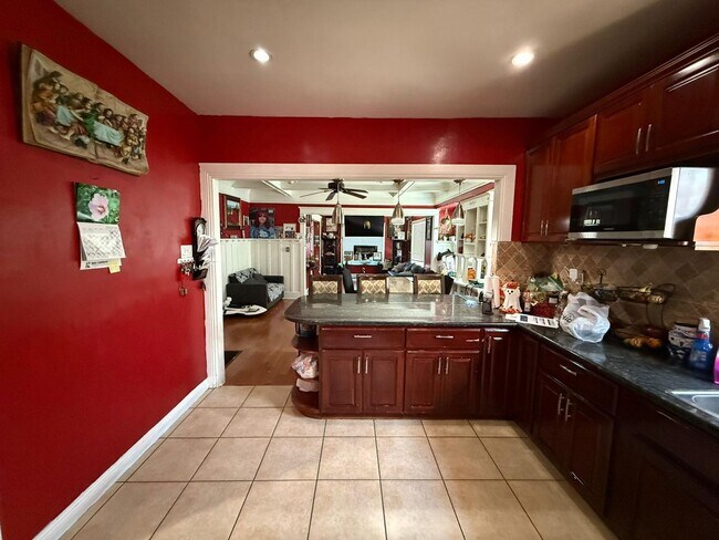 Building Photo - 4 bed 3 bath plus 2 Extra Bonus Rooms with full bathroom in the back yard