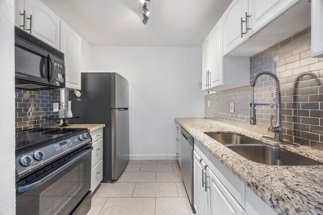 Building Photo - 5711 Sugar Hill Dr