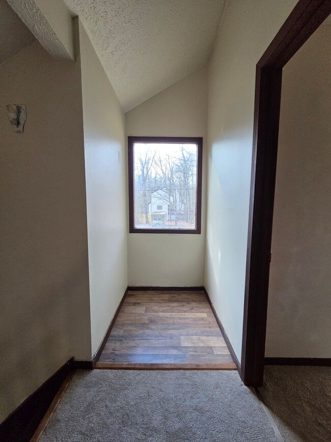 Building Photo - Welcome to this charming 3-bedroom, 2-bathroom home located in the scenic Tobyhanna, PA.