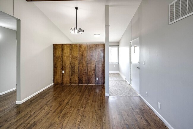 Building Photo - Top-Floor 2-Bedroom Apartment with Vaulted Ceilings!