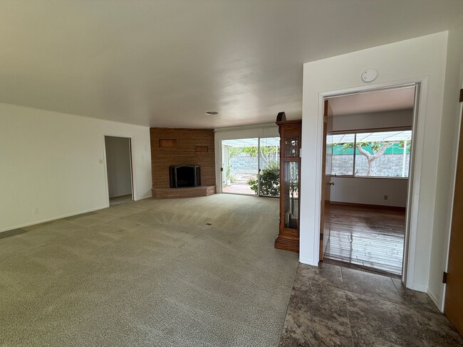 Building Photo - 1950's Ranch Style Home Above Ventura College