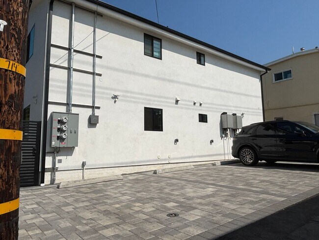 Building Photo - Spacious 1000 sq ft First-Floor Back ADU i...