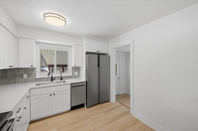 Building Photo - 6891 Somerset Dr