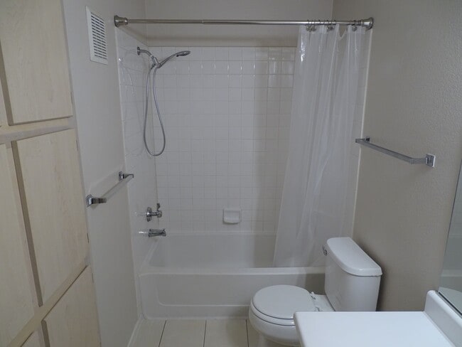 Building Photo - Well Cared For 1 Bed, 1 Bath 2nd Floor West Side Condo