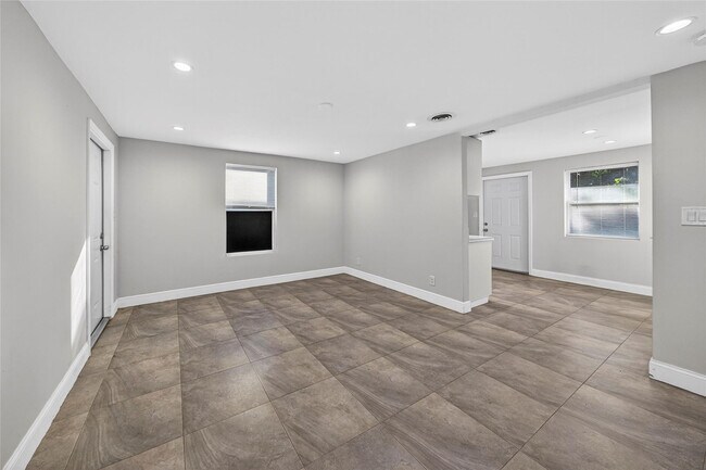 Building Photo - 2009 NW 21st Ave