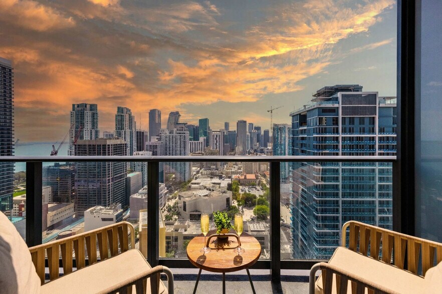 Building Photo - 601 NE 1st Ave