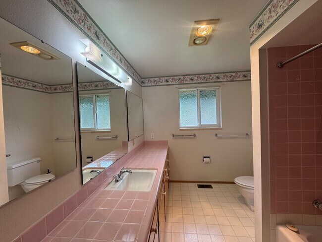 Building Photo - Stunning Three Bedroom With Amazing Views!