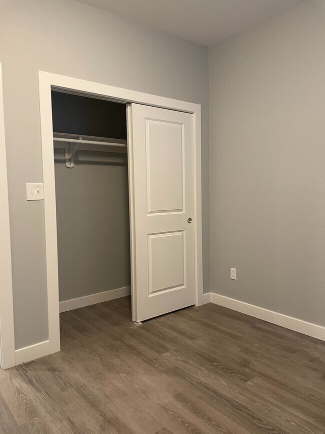 Building Photo - Bright & Spacious 3-Bedroom Apartment with In-Unit Washer/Dryer | Heat & Hot Water Included | Nea...