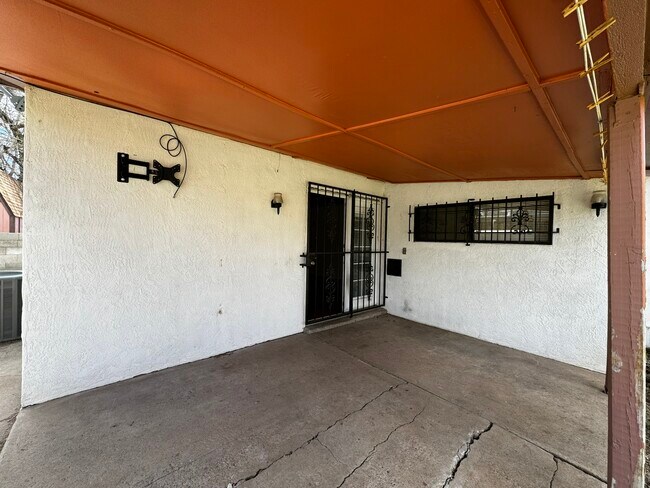 Building Photo - 908 Faye Pl NE