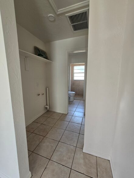 Building Photo - 7652 Chase Rd