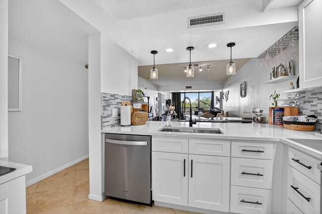 Building Photo - 6205 Balboa Cir