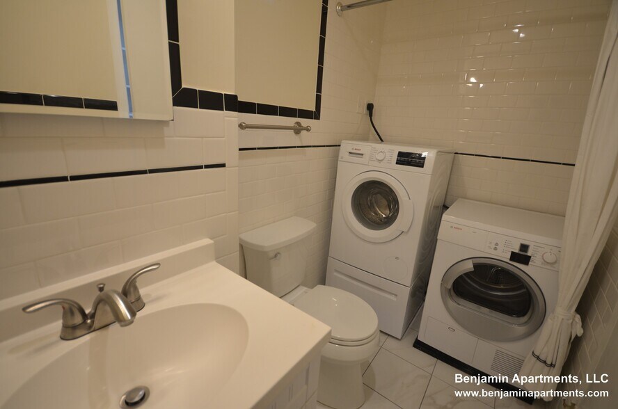 Building Photo - 77 Monmouth St