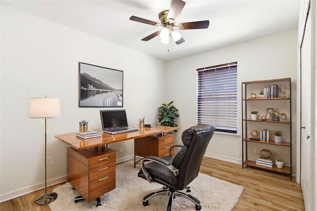 Building Photo - 823 N Commerce St