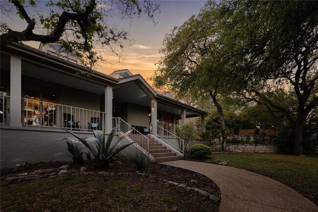 Building Photo - 2605 Stratford Dr