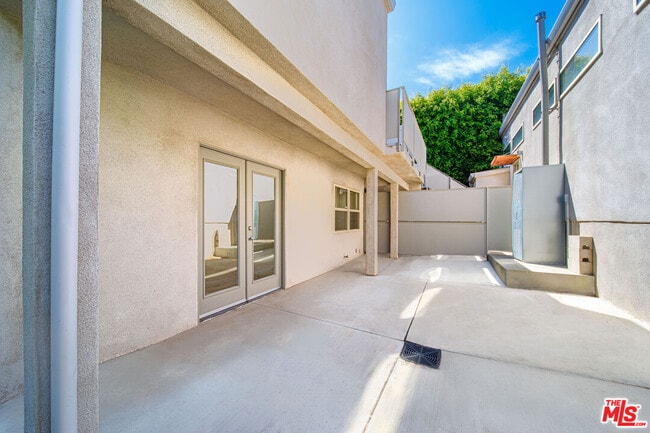 Building Photo - 726 W 37th St