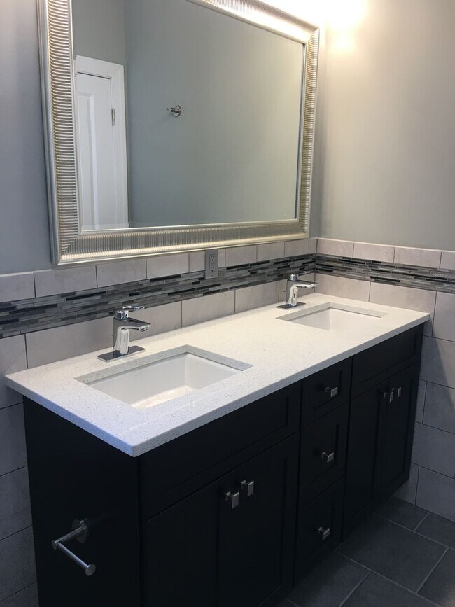 Building Photo - 194 Parkhurst St