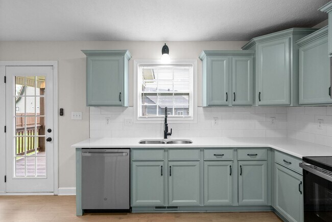 Building Photo - Pet Friendly Four Bedroom!