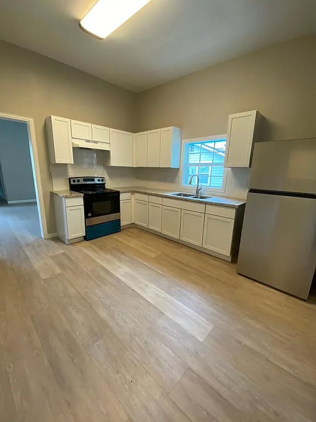 Building Photo - 1850 Grand St