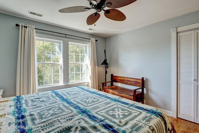 Building Photo - 2681 Island Dr