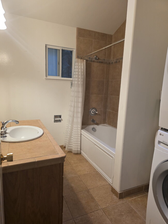 Building Photo - OPEN HOUSE TODAY 1:30PM June 22nd.  Charmi...