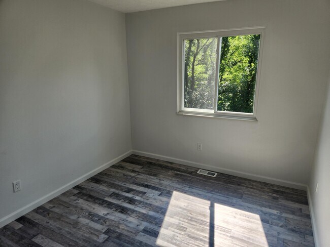 Building Photo - 956 Ravine Dr