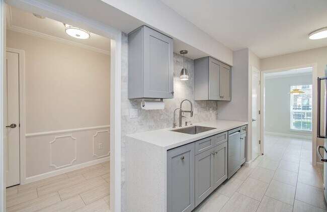 Building Photo - 355 N Post Oak Ln