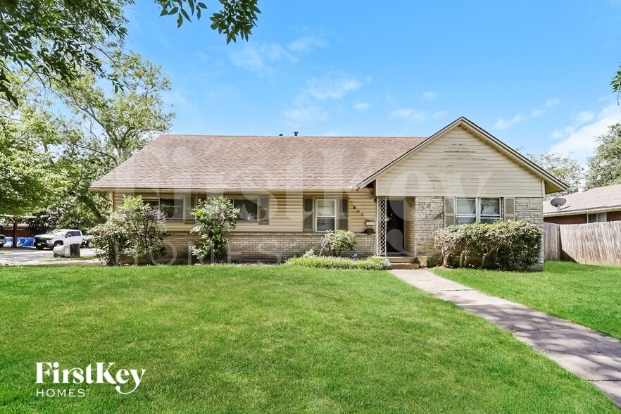 Primary Photo - 902 Poinsettia Dr