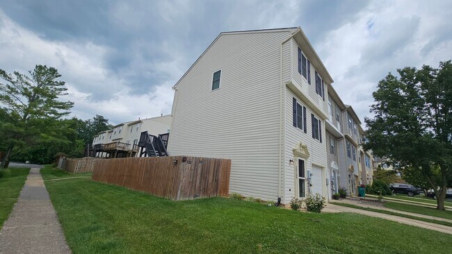 Building Photo - DON'T MISS THIS STUNNER!  3 Bedroom End Unit Townhome in Quiet Location!