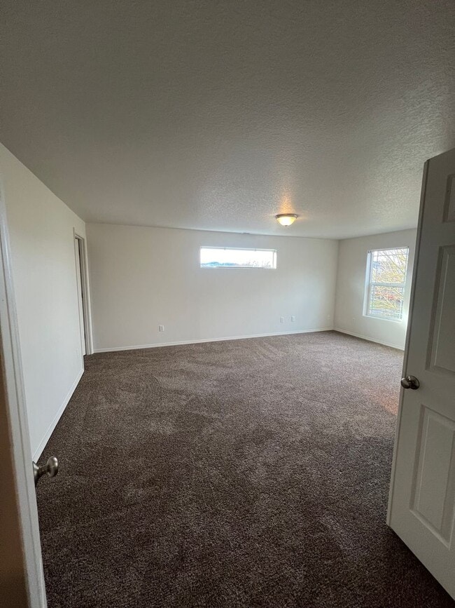 Building Photo - 3-bedroom 2-1/2 bathroom home in Eugene