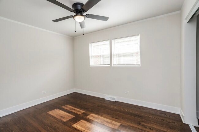 Building Photo - 9206 S Harper Ave